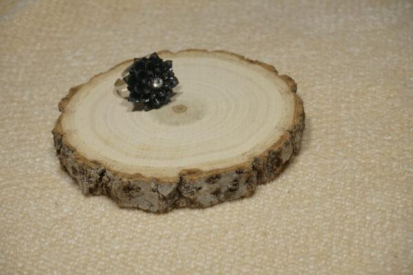Verstelbare ring met parelmoer zwarte bloem