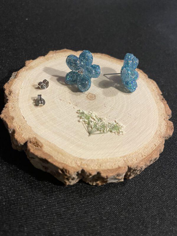 Elegante Bloem oorbellen van Resin en Roestvrijstaal in de kleur glitter blauw