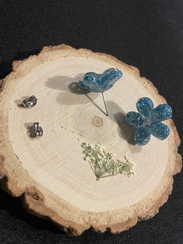 Elegante Bloem oorbellen van Resin en Roestvrijstaal in de kleur glitter blauw