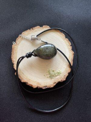 Leren Ketting met Labradoriet Druppel – Mystieke Energie en Stoere Elegantie