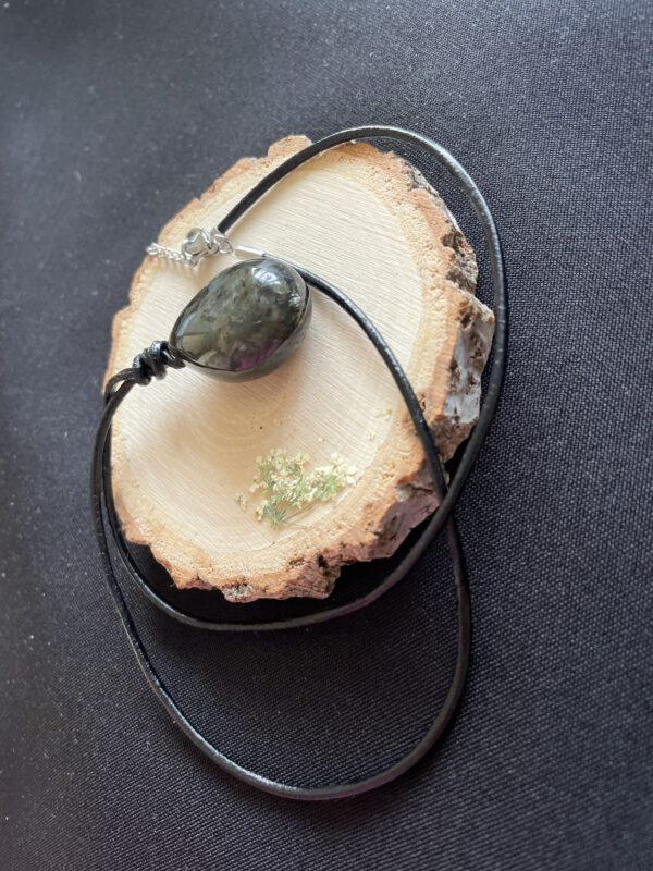 Leren Ketting met Labradoriet Druppel – Mystieke Energie en Stoere Elegantie