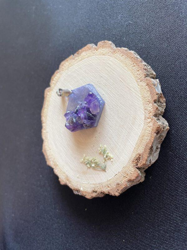 Hexagon Resin Hanger met Amethist – Afgewerkt met Roestvrijstaal