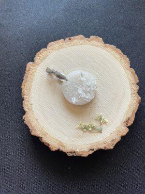 Ronde Resin Hanger met Bergkristal – Afgewerkt met Roestvrijstaal