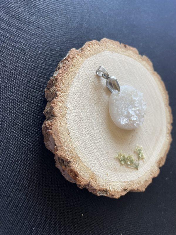 Ronde Resin Hanger met Bergkristal – Afgewerkt met Roestvrijstaal