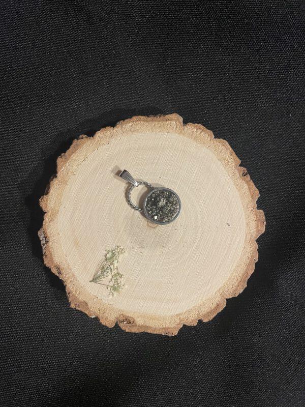 Roestvrijstalen Ronde Hanger met Pyriet Edelsteen – Stijl en Kracht