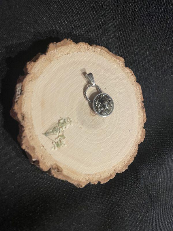 Roestvrijstalen Ronde Hanger met Pyriet Edelsteen – Stijl en Kracht