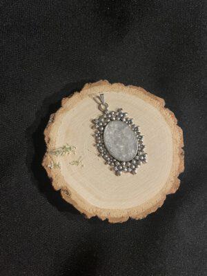 Bloem Hanger met Bergkristal – Natuurlijke Schoonheid en Helende Energie
