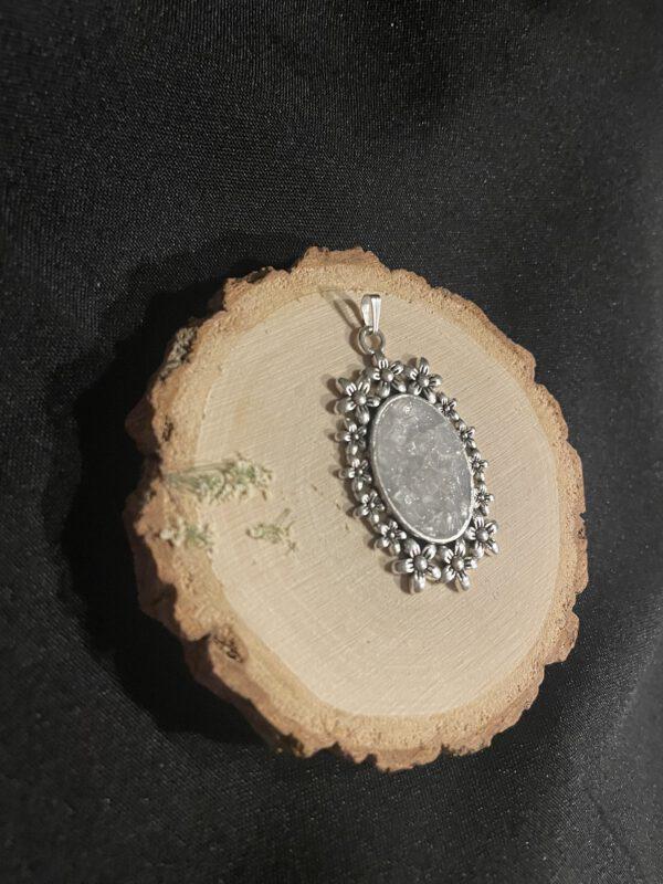 Bloem Hanger met Bergkristal – Natuurlijke Schoonheid en Helende Energie