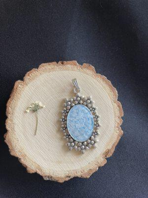 Prachtige Hanger Blauw met Witte Bloemen
