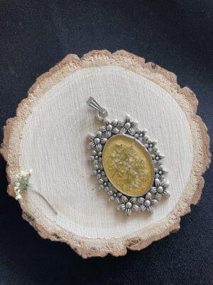 Prachtige Hanger Goud met Witte Bloemen