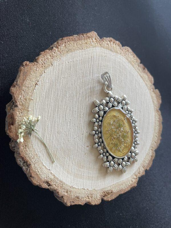 Prachtige Hanger Goud met Witte Bloemen