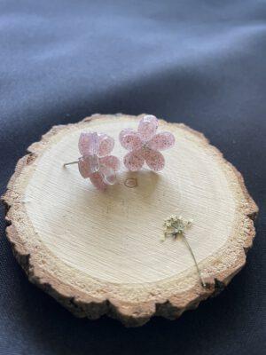 Elegante Bloem oorbellen van Resin en Roestvrij Staal in de kleur Roze Glitter 