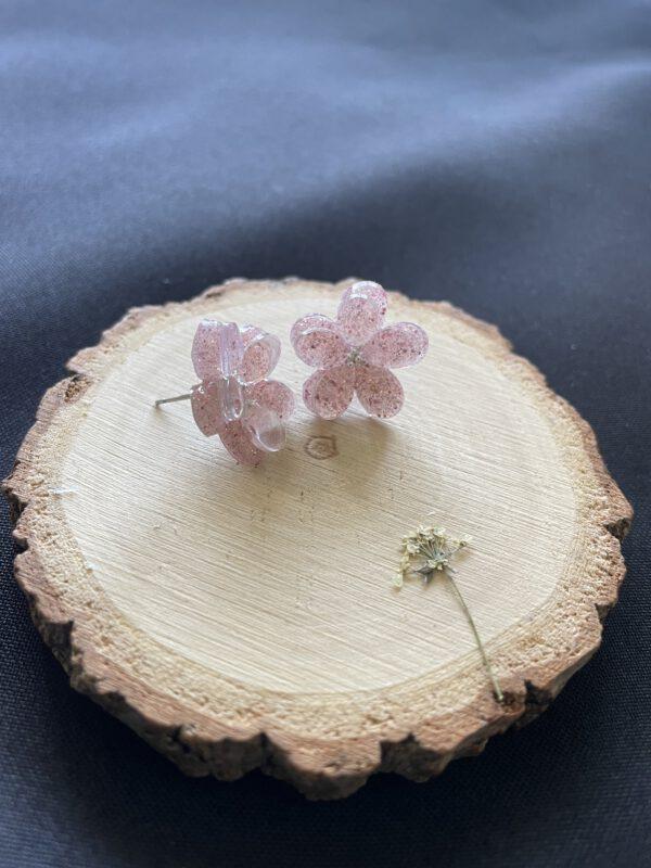 Elegante Bloem oorbellen van Resin en Roestvrij Staal in de kleur Roze Glitter 