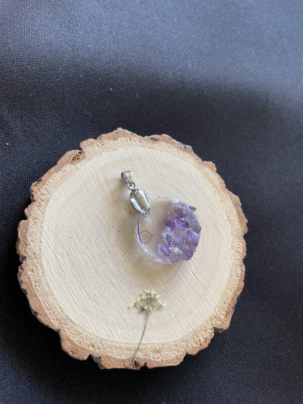 Ronde Resin Hanger met Amethist – Afgewerkt met Roestvrijstaal