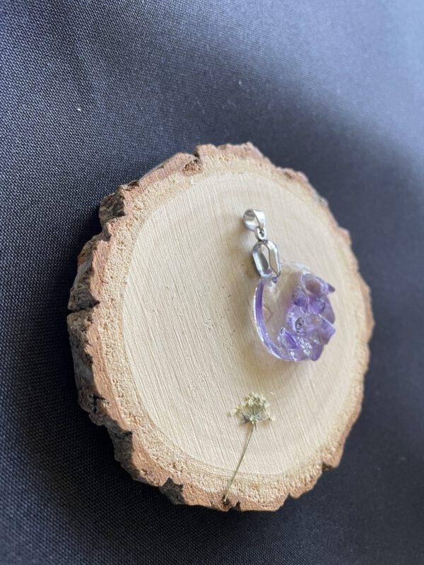Ronde Resin Hanger met Amethist – Afgewerkt met Roestvrijstaal