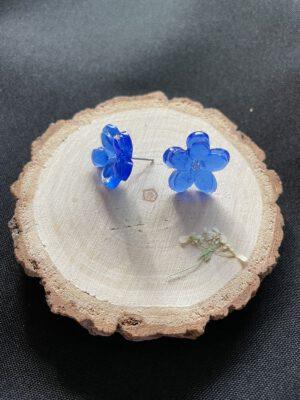Elegante Bloem oorbellen van Resin en Roestvrij Staal in de kleur Transparant blauw 