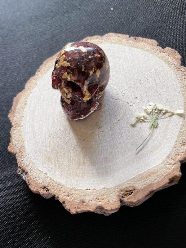 Resin Schedel met Gedroogde Bloemen 2x2,5cm
