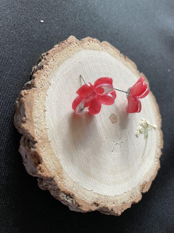 Elegante Bloem oorbellen van Resin en Roestvrij Staal in de kleur Red/pink