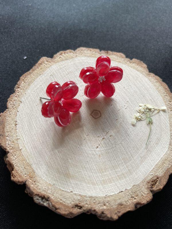 Elegante Bloem oorbellen van Resin en Roestvrij Staal in de kleur rood 