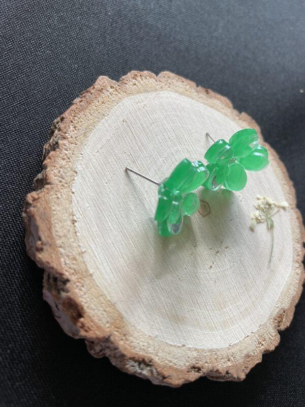 Elegante Bloem oorbellen van Resin en Roestvrij Staal in de kleur groen 