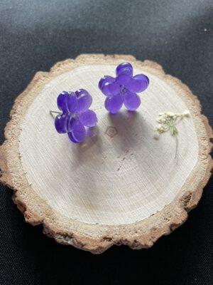 Elegante Bloem oorbellen van Resin en Roestvrij Staal in de kleur Transparant paars 