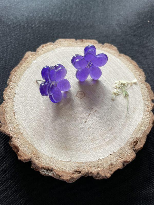 Elegante Bloem oorbellen van Resin en Roestvrij Staal in de kleur Transparant paars 