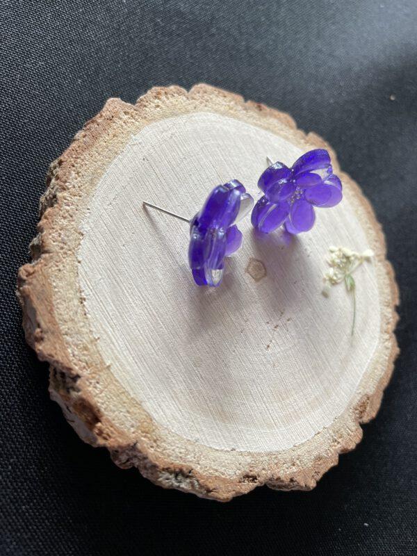 Elegante Bloem oorbellen van Resin en Roestvrij Staal in de kleur Transparant paars 