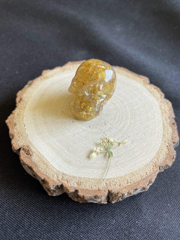 Resin Schedel met Gedroogde Gele Bloemen