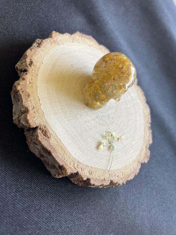 Resin Schedel met Gedroogde Gele Bloemen
