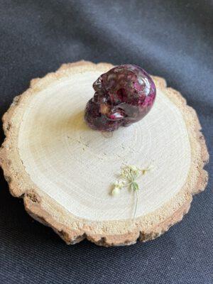 Resin Schedel met Gedroogde Roze Bloemen
