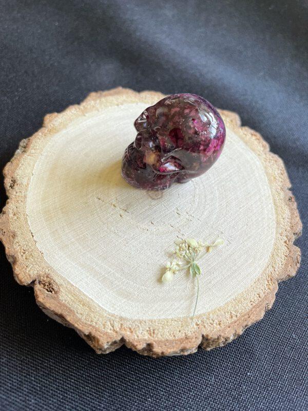 Resin Schedel met Gedroogde Roze Bloemen