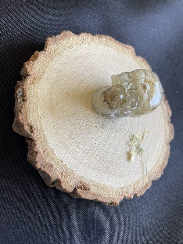 Resin Schedel met Gedroogde Witte Bloemen