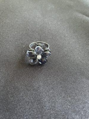 Roestvrijstalen Verstelbare Ring met Zwart Bloem – Uniek en Elegant