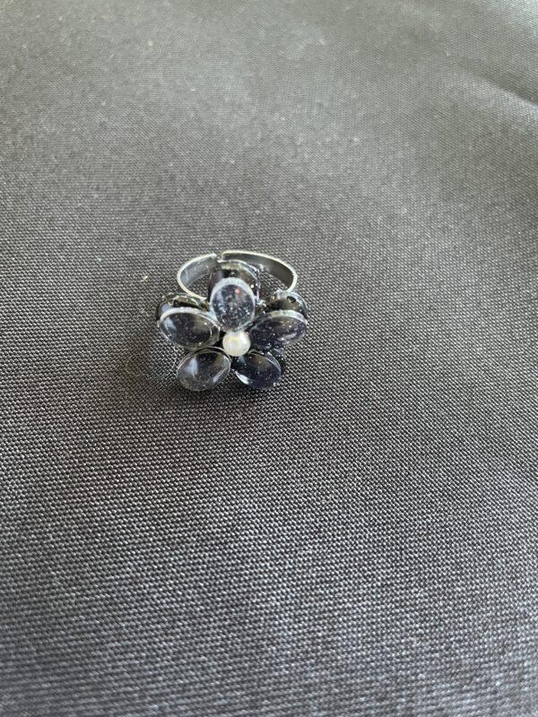 Roestvrijstalen Verstelbare Ring met Zwart Bloem – Uniek en Elegant