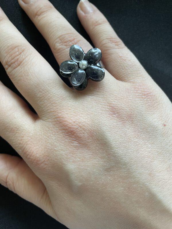 Roestvrijstalen Verstelbare Ring met Zwart Bloem – Uniek en Elegant