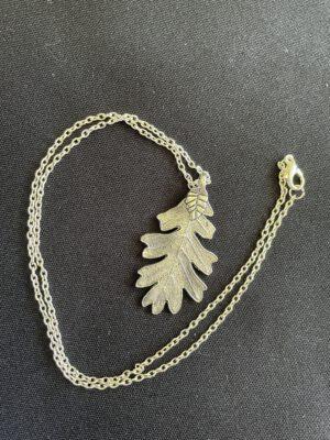 Zilverkleurige Ketting met Blad Hanger – Natuurlijk en Elegant