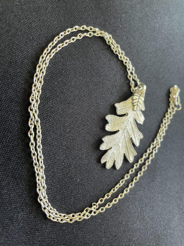 Zilverkleurige Ketting met Blad Hanger – Natuurlijk en Elegant