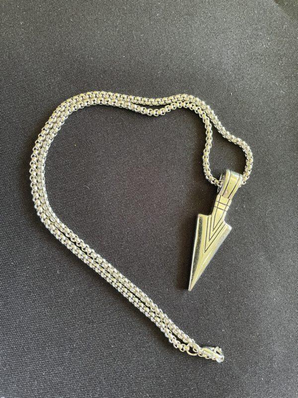 Zilverkleurige Ketting met Punt Hanger – Minimalistisch en Krachtig Statement
