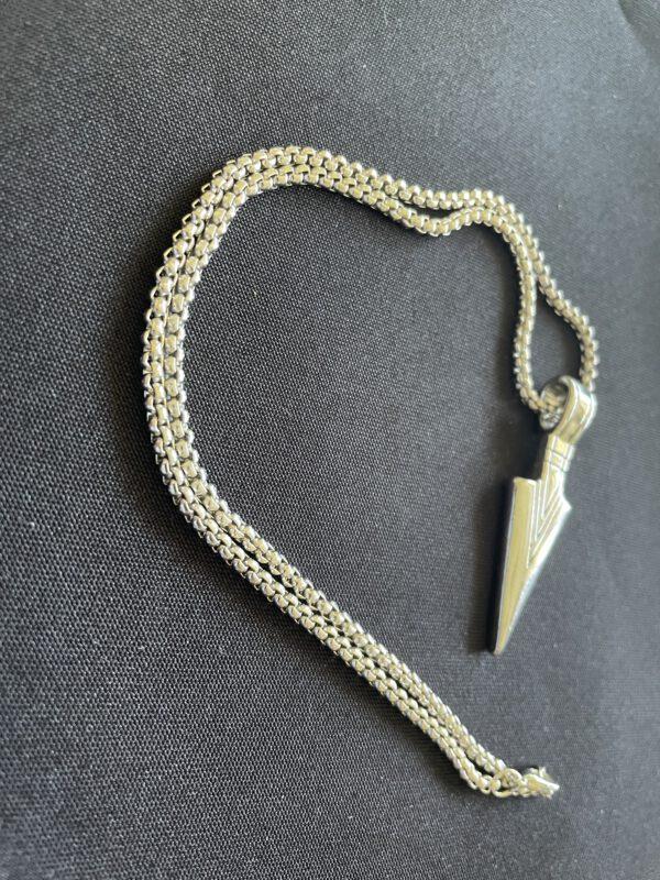 Zilverkleurige Ketting met Punt Hanger – Minimalistisch en Krachtig Statement