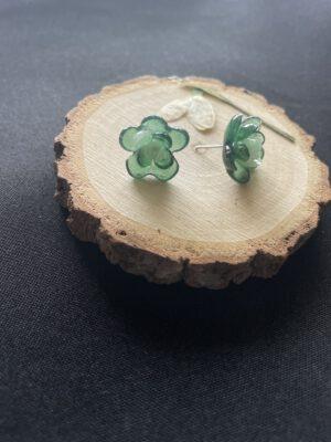 Elegante Bloem oorbellen van Resin en Roestvrijstaal in de kleur Groen/licht Groen