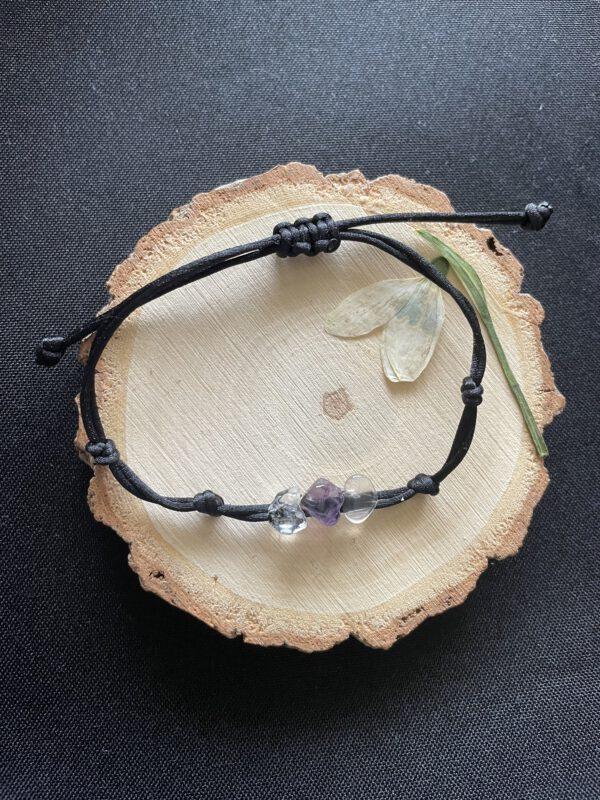 Satijn armband met Gouden Driehoek Trommelsteentjes – Krachtige Energie in een Stijlvolle Armband