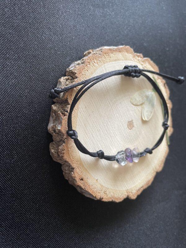 Satijn armband met Gouden Driehoek Trommelsteentjes – Krachtige Energie in een Stijlvolle Armband