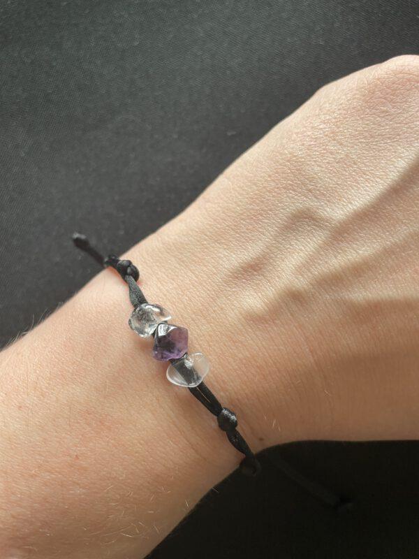 Satijn armband met Gouden Driehoek Trommelsteentjes – Krachtige Energie in een Stijlvolle Armband