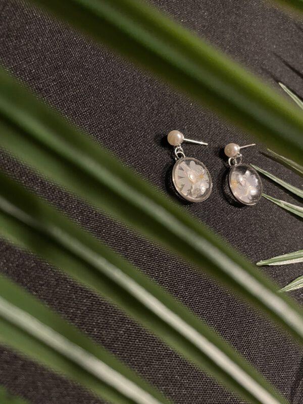 Roestvrijstalen Elegante Bloemen oorbellen - doorzichtige resin met parels