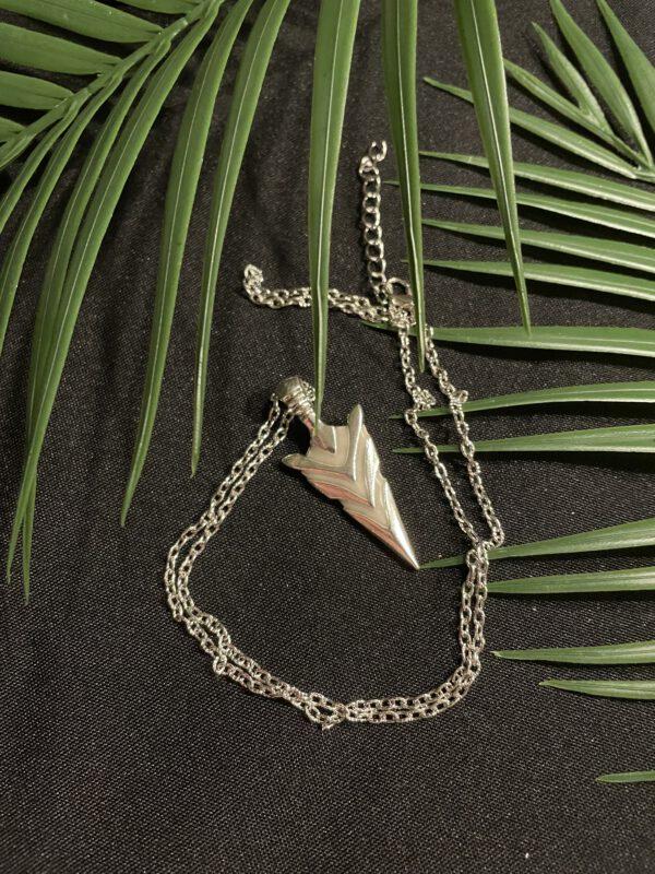Zilverkleurige Ketting met Punt Hanger – GlowInTheDark