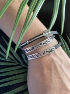 Zwart Suede Armband Met Zilverkleurige Bedels