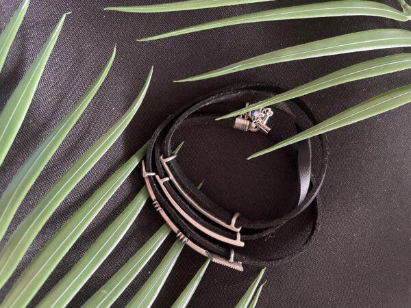 Zwart Suede Armband Met Zilverkleurige Bedels