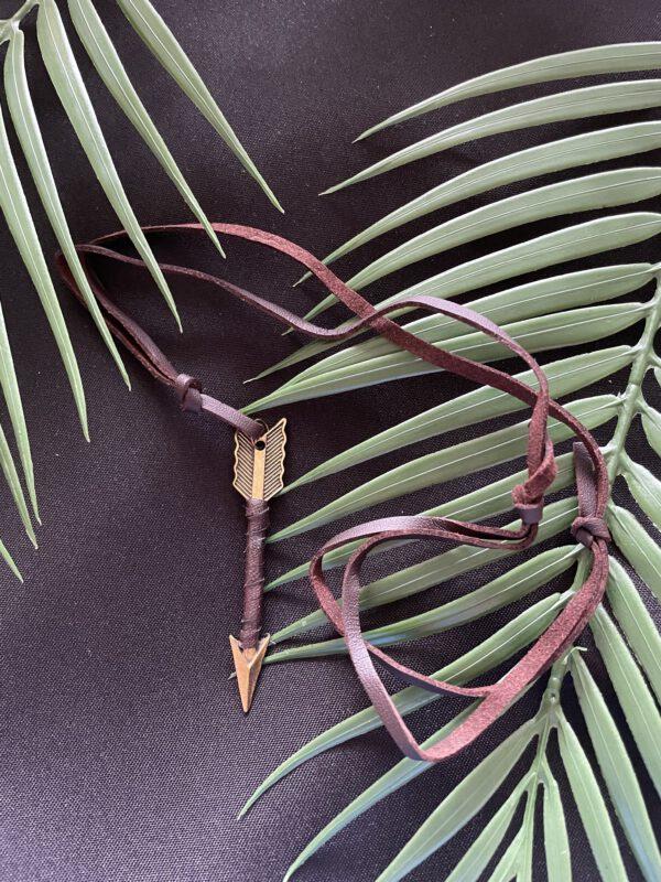 Bruine Suede Ketting met Goudkleurige Pijl Hanger