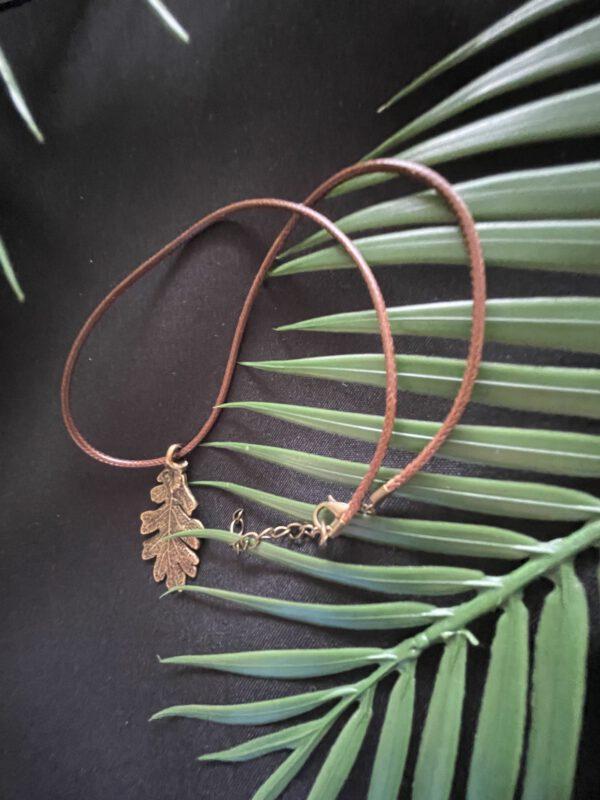 Bruin Wax Ketting Met Goudkleurig Blad
