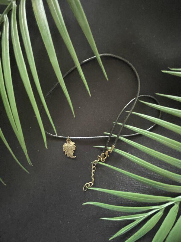 Zwart Wax Ketting Met Goudkleurig Blad klein